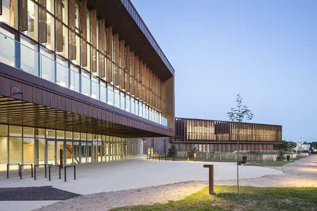 Centro Cultural de Garges-lès-Gonesse en equilibrio entre el entorno construido y la naturaleza. Reflejo de una ciudad creativa