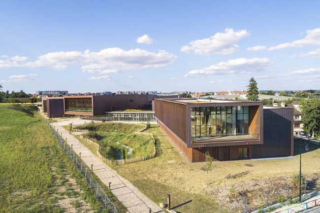 Centro Cultural de Garges-lès-Gonesse en equilibrio entre el entorno construido y la naturaleza. Reflejo de una ciudad creativa