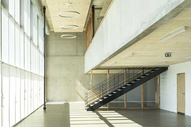 Centro Cultural de Garges-lès-Gonesse en equilibrio entre el entorno construido y la naturaleza. Reflejo de una ciudad creativa