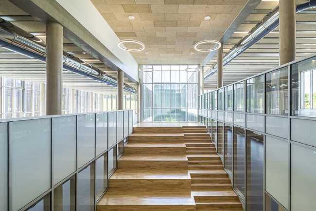 Centro Cultural de Garges-lès-Gonesse en equilibrio entre el entorno construido y la naturaleza. Reflejo de una ciudad creativa