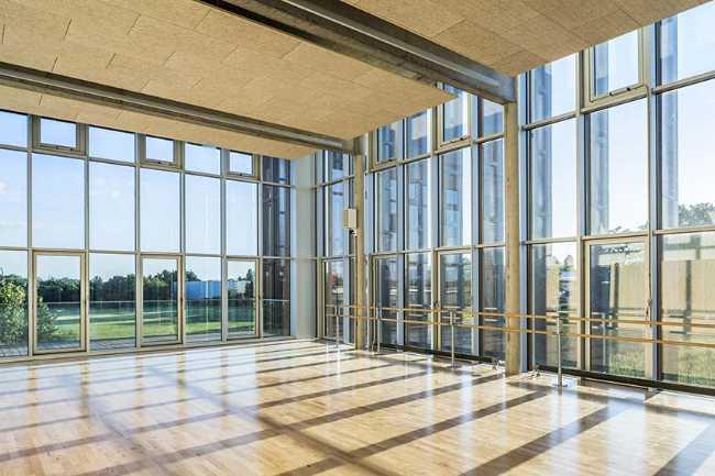 Centro Cultural de Garges-lès-Gonesse en equilibrio entre el entorno construido y la naturaleza. Reflejo de una ciudad creativa