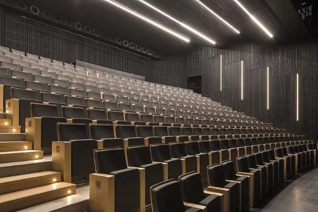 Centro Cultural de Garges-lès-Gonesse en equilibrio entre el entorno construido y la naturaleza. Reflejo de una ciudad creativa