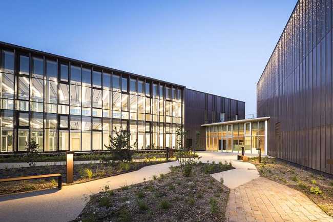 Centro Cultural de Garges-lès-Gonesse en equilibrio entre el entorno construido y la naturaleza. Reflejo de una ciudad creativa
