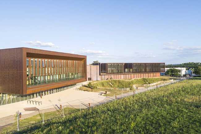 Centro Cultural de Garges-lès-Gonesse en equilibrio entre el entorno construido y la naturaleza. Reflejo de una ciudad creativa