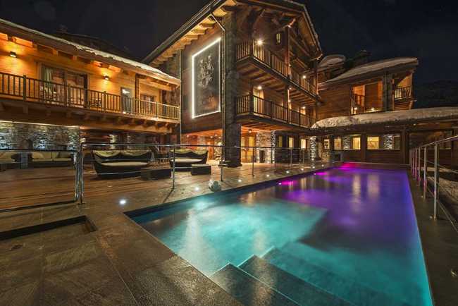 Projets en altitude. L'Hôtel Principe delle Nevi émerge de la montagne et accueille les visiteurs avec le plus grand confort