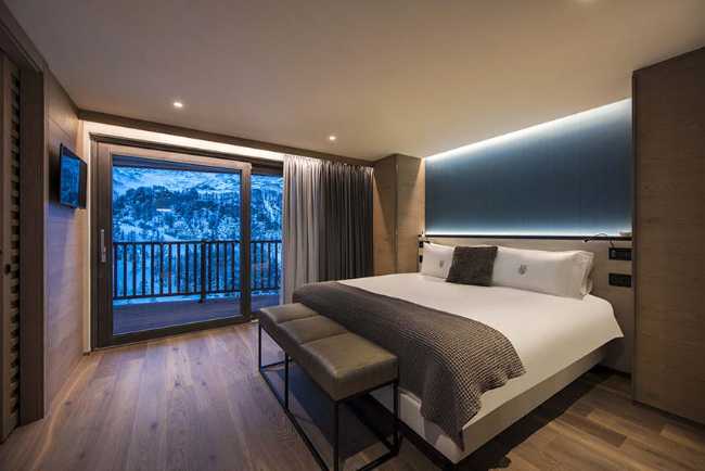 Projets en altitude. L'Hôtel Principe delle Nevi émerge de la montagne et accueille les visiteurs avec le plus grand confort