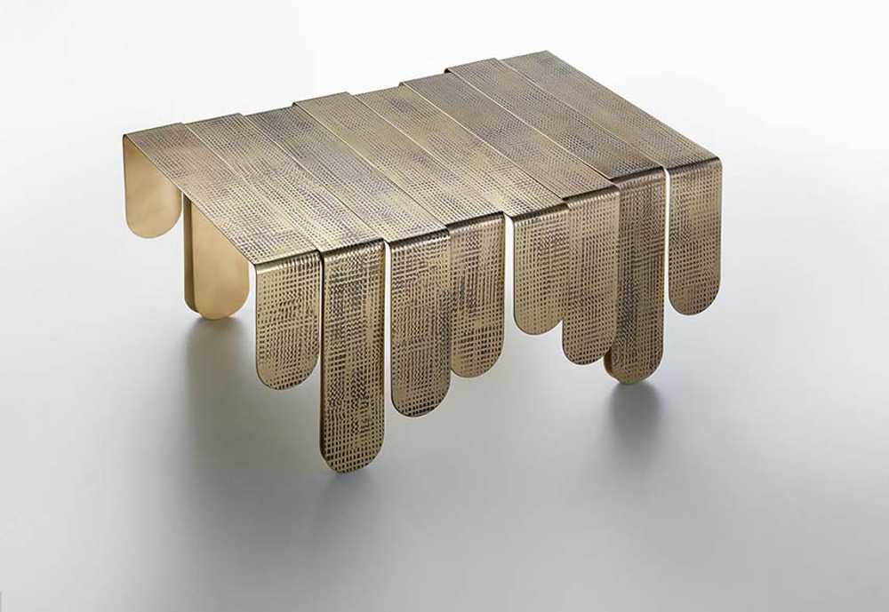 Xilo. Tavolino di design come scultura che esalta l'artigianalità e il materiale