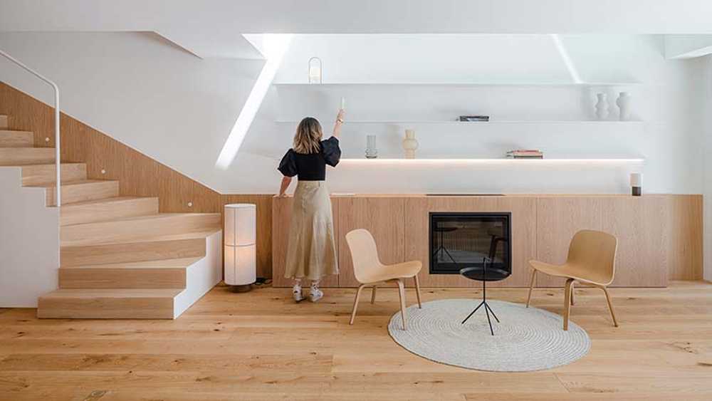 El diseño crea serenidad en Casa Nogal. Madera de roble y blanco para modelar todos los ambientes