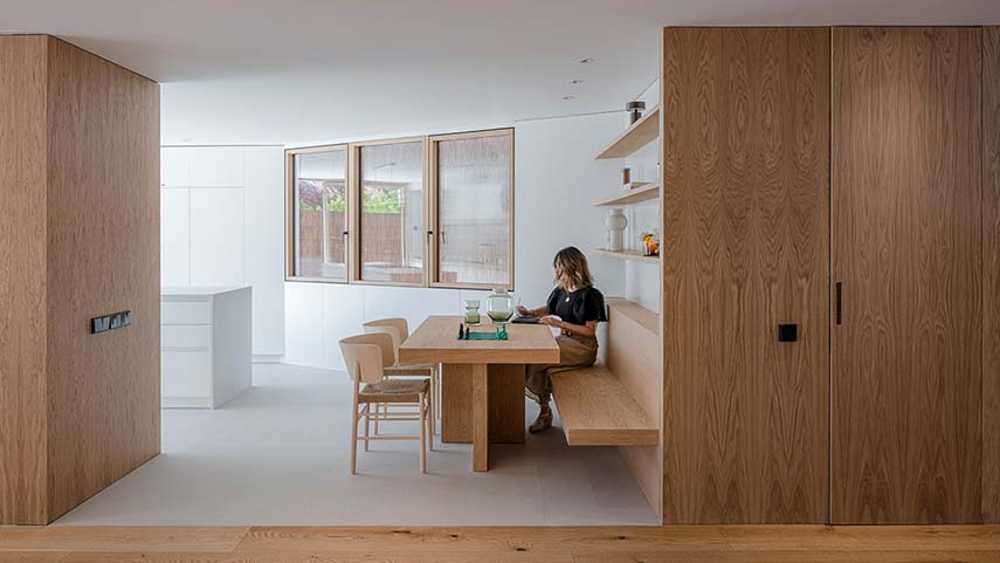 El diseño crea serenidad en Casa Nogal. Madera de roble y blanco para modelar todos los ambientes