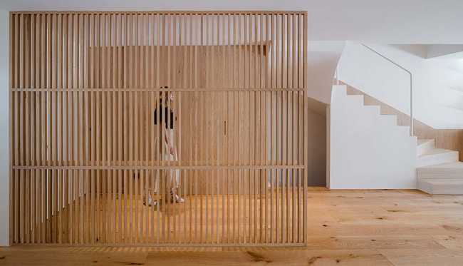 El diseño crea serenidad en Casa Nogal. Madera de roble y blanco para modelar todos los ambientes