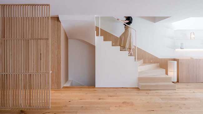 El diseño crea serenidad en Casa Nogal. Madera de roble y blanco para modelar todos los ambientes