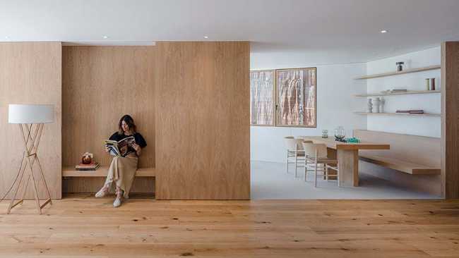 El diseño crea serenidad en Casa Nogal. Madera de roble y blanco para modelar todos los ambientes