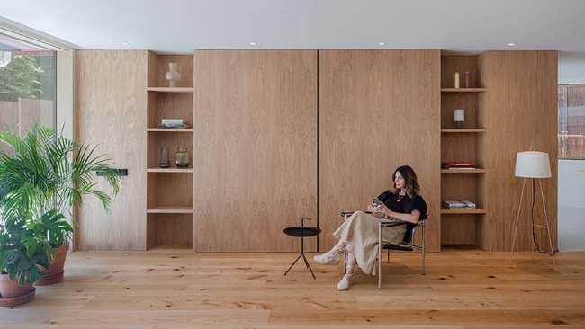 El diseño crea serenidad en Casa Nogal. Madera de roble y blanco para modelar todos los ambientes