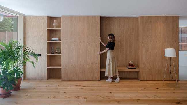 El diseño crea serenidad en Casa Nogal. Madera de roble y blanco para modelar todos los ambientes