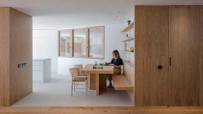 El diseño crea serenidad en Casa Nogal. Madera de roble y blanco para modelar todos los ambientes