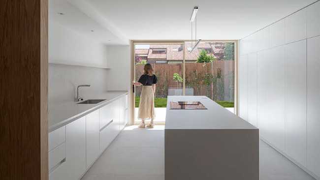 El diseño crea serenidad en Casa Nogal. Madera de roble y blanco para modelar todos los ambientes