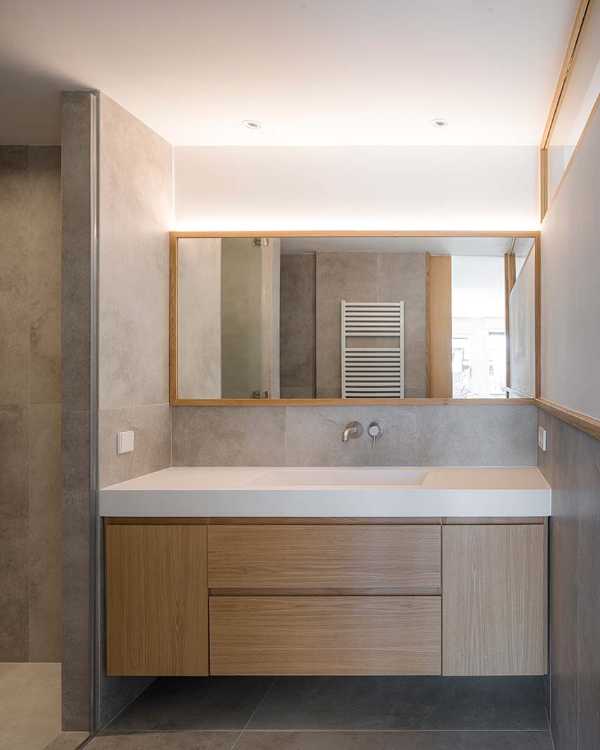 El diseño crea serenidad en Casa Nogal. Madera de roble y blanco para modelar todos los ambientes