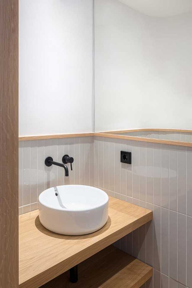 El diseño crea serenidad en Casa Nogal. Madera de roble y blanco para modelar todos los ambientes