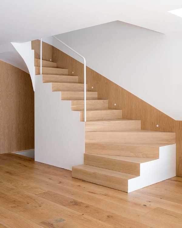 El diseño crea serenidad en Casa Nogal. Madera de roble y blanco para modelar todos los ambientes