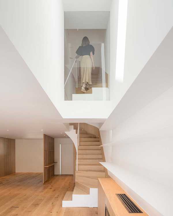 El diseño crea serenidad en Casa Nogal. Madera de roble y blanco para modelar todos los ambientes