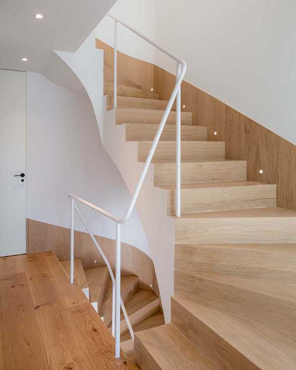 El diseño crea serenidad en Casa Nogal. Madera de roble y blanco para modelar todos los ambientes