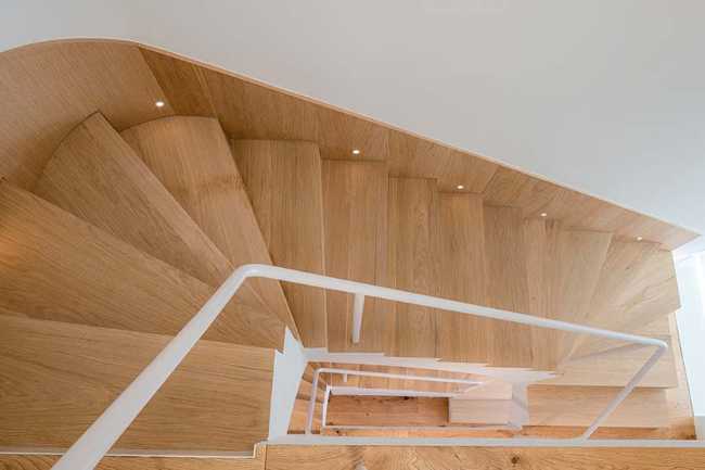 El diseño crea serenidad en Casa Nogal. Madera de roble y blanco para modelar todos los ambientes