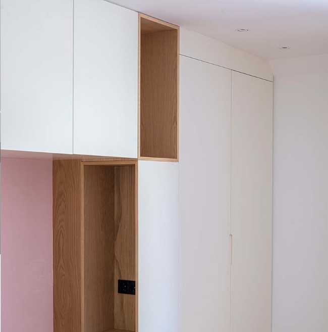 El diseño crea serenidad en Casa Nogal. Madera de roble y blanco para modelar todos los ambientes