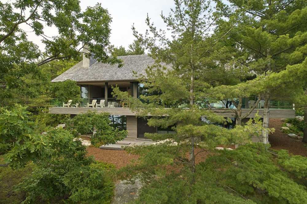 Muskoka Cottage. Habitation familiale multi-générationnelle à la nature organique interconnectée au paysage