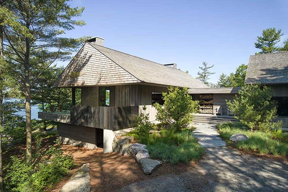 Muskoka Cottage. Abitazione familiare multi-generazionale dalla natura organica interconnessa al paesaggio