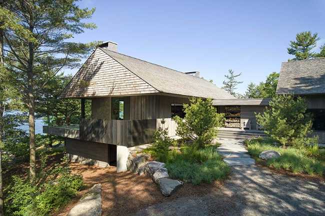 Muskoka Cottage. Abitazione familiare multi-generazionale dalla natura organica interconnessa al paesaggio