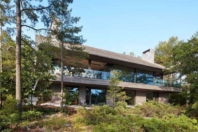 Muskoka Cottage. Abitazione familiare multi-generazionale dalla natura organica interconnessa al paesaggio