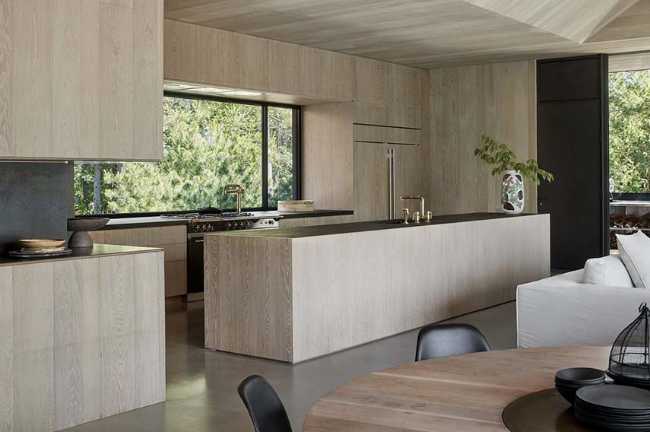 Muskoka Cottage. Abitazione familiare multi-generazionale dalla natura organica interconnessa al paesaggio