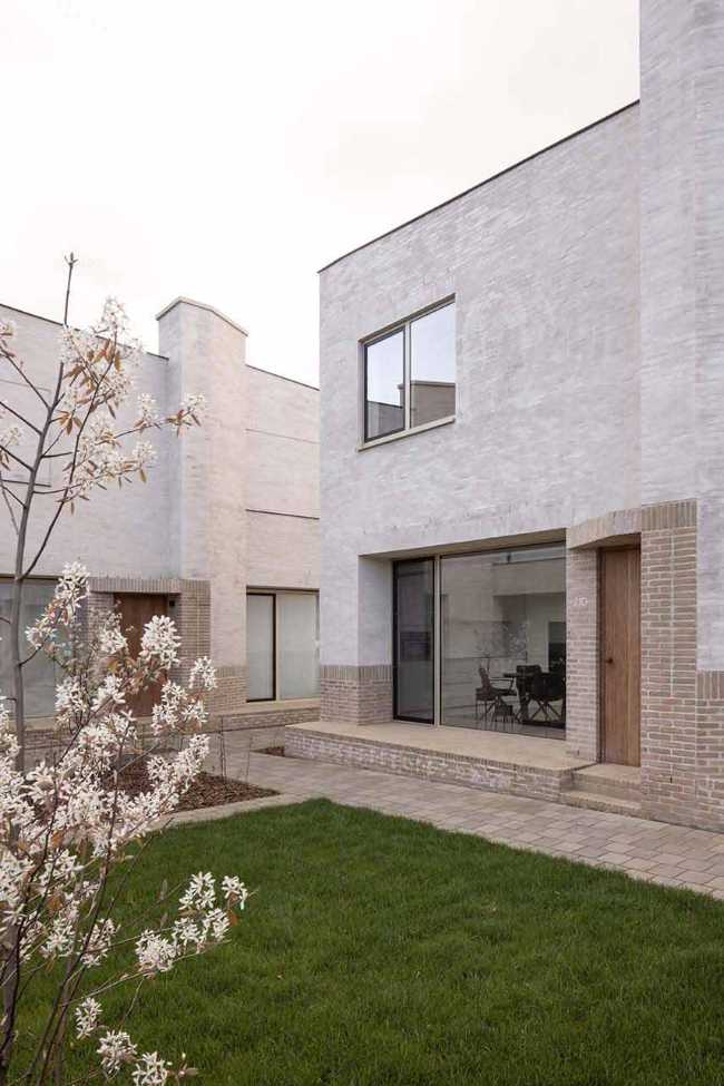 Ten Boomgaard. Seven new starter homes around a collective garden