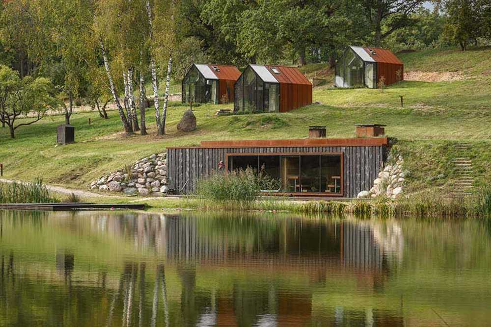 Cabañas y saunas de la tradición letona en el Ziedlejas Wellness Resort