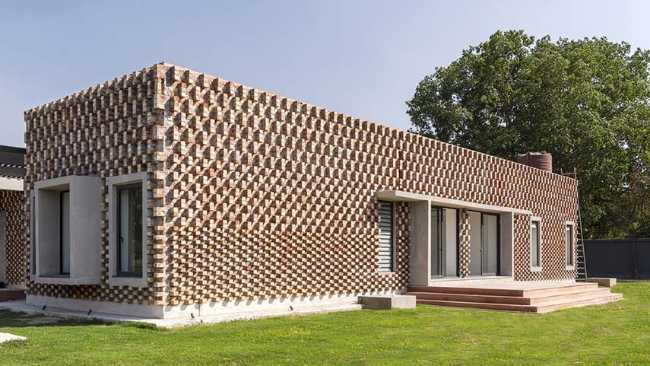 Exploring the relationship of sunlight and structure- The Brick House in New Delhi