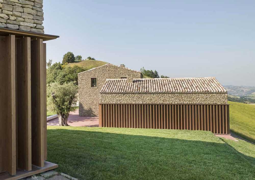 Compositional rigor and rich functional program of the AP House in Urbino