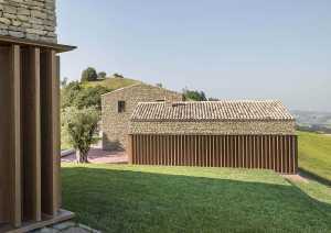 Rigor compositivo y rico programa funcional de la AP House en Urbino