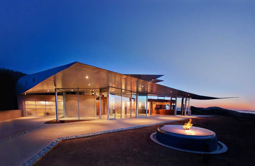 Wing House con formas femeninas construida con partes de un avión