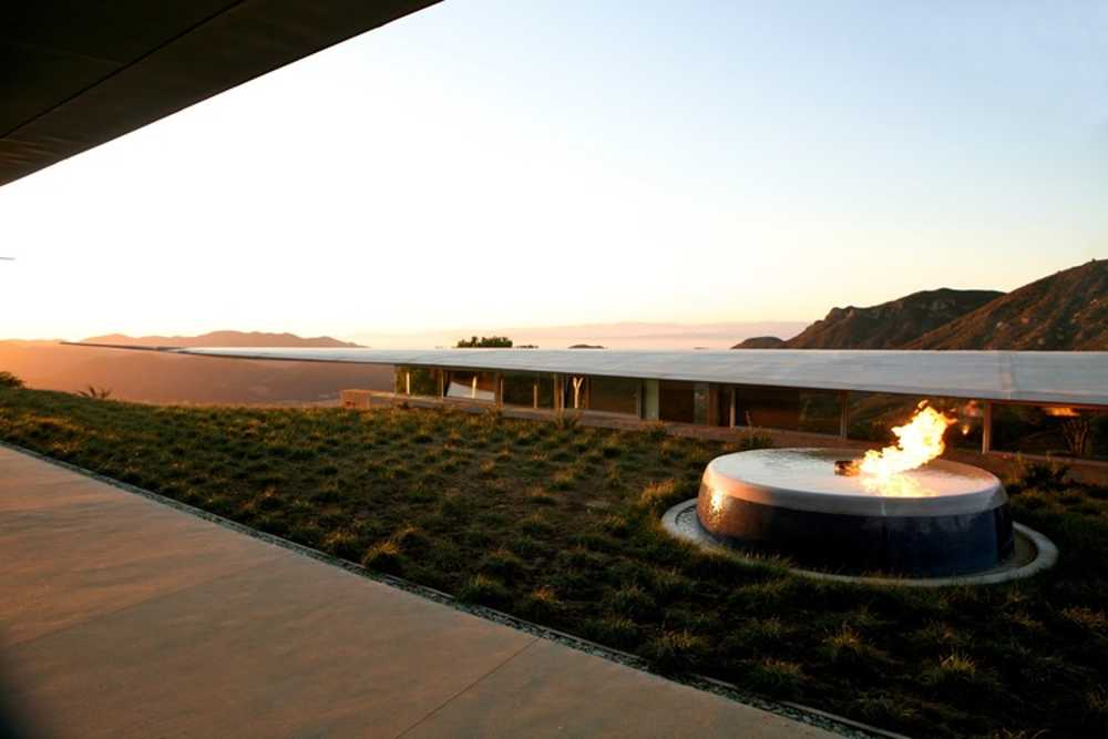 Wing House con formas femeninas construida con partes de un avión