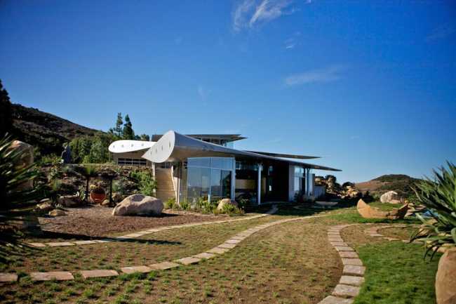 Wing House con formas femeninas construida con partes de un avión