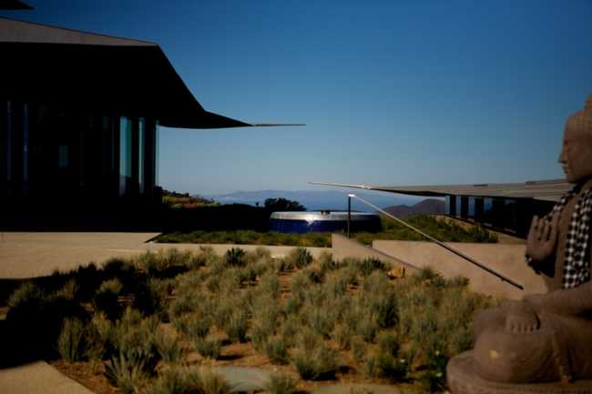 Wing House con formas femeninas construida con partes de un avión