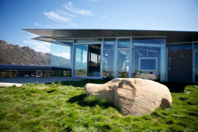 Wing House con formas femeninas construida con partes de un avión