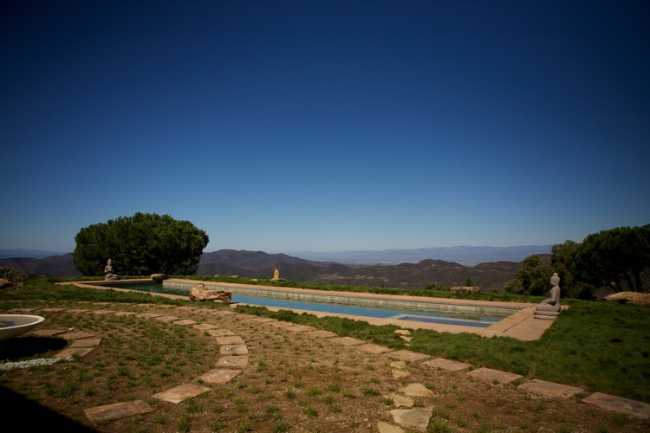 Wing House con formas femeninas construida con partes de un avión