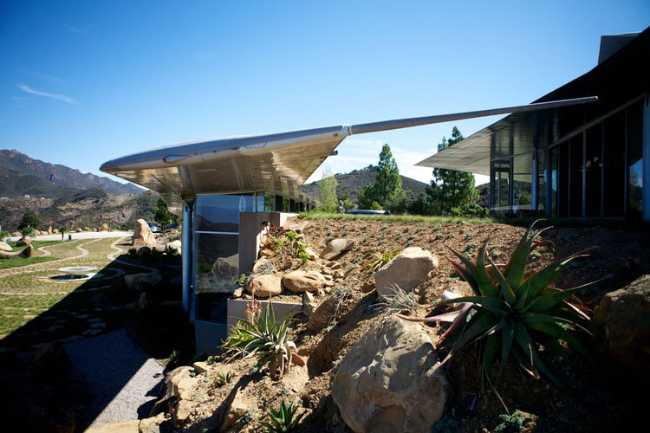 Wing House con formas femeninas construida con partes de un avión