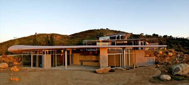 Wing House con formas femeninas construida con partes de un avión