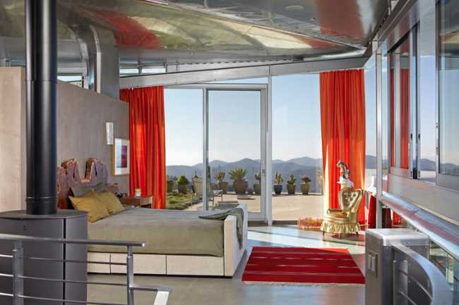 Wing House con formas femeninas construida con partes de un avión