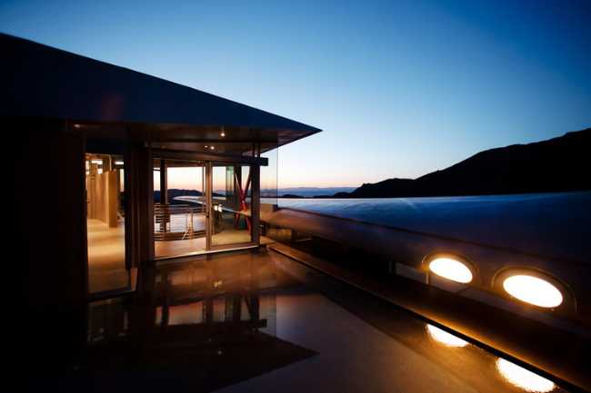 Wing House con formas femeninas construida con partes de un avión