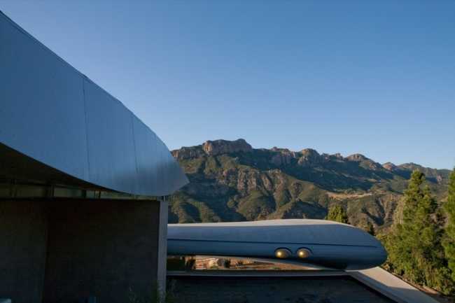Wing House con formas femeninas construida con partes de un avión