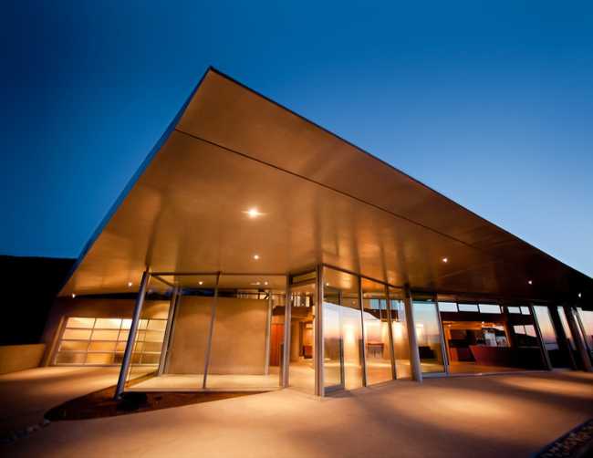 Wing House con formas femeninas construida con partes de un avión