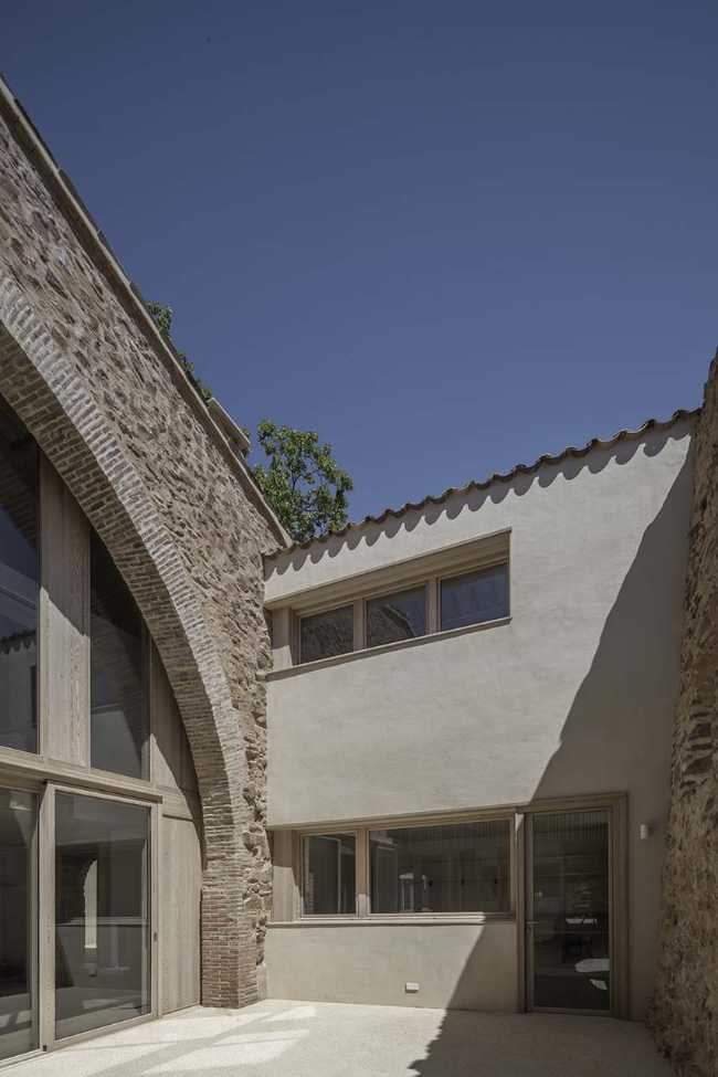 La bellezza rinnovata: una masia rurale diventa un edificio industriale